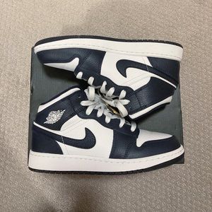 Jordan 1 Mid White Metallic Gold Obsidian